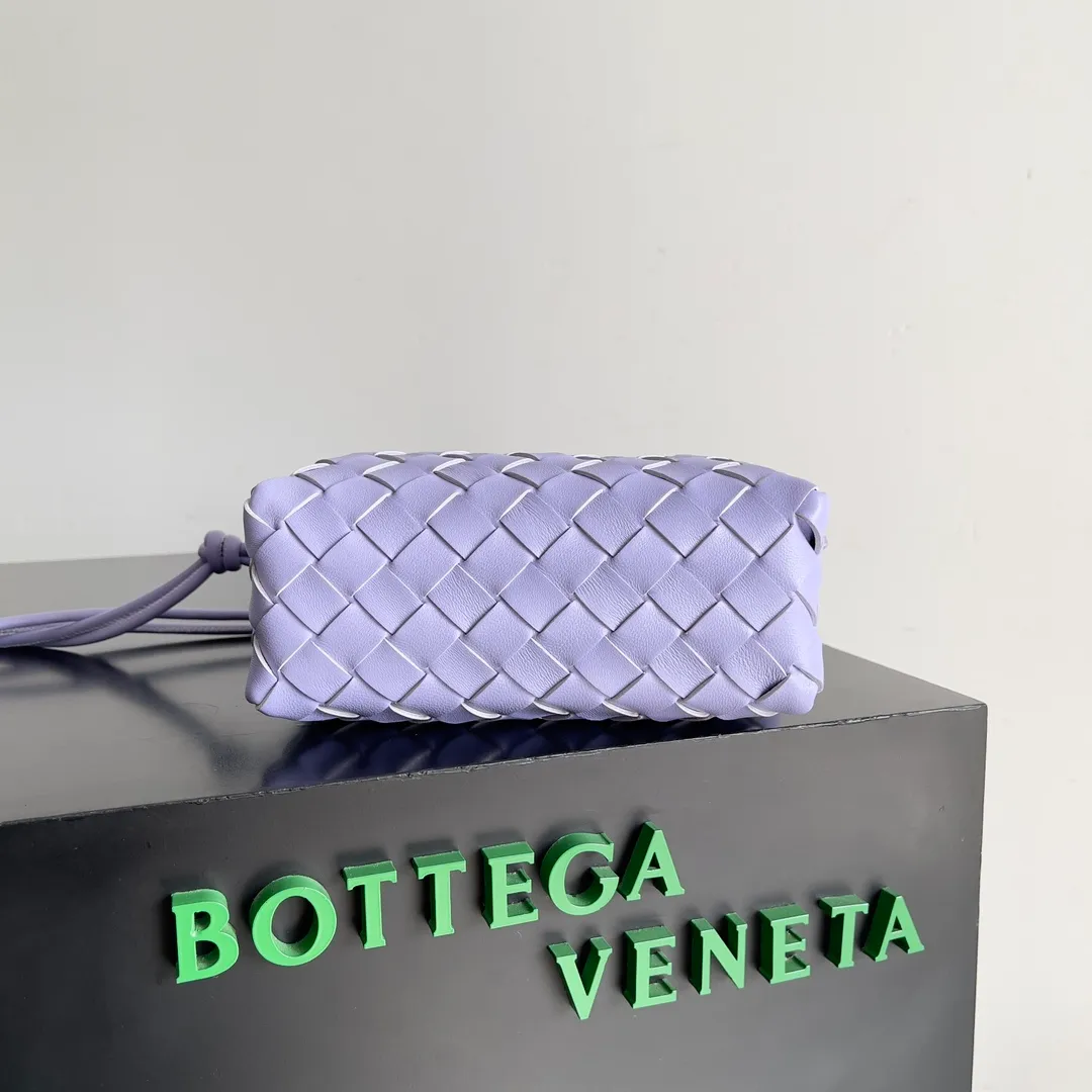 Batch 1560 New version and new color (third generation) 𝗕𝗼𝘁𝘁𝗲𝗴𝗮 𝗩𝗲𝗻𝗲𝘁𝗮———— The latest version of the loop camera bag💥 at the BV King of Cost-Effectiveness counter, large woven texture➕As always, ultra-high-quality lambskin, with zippers and adjustable drawstrings, it is especially suitable for the belly💫It can fit anything, and it is very light in weight. It is suitable for girls of all ages. Size: 17*10*6cm Style number: 723547